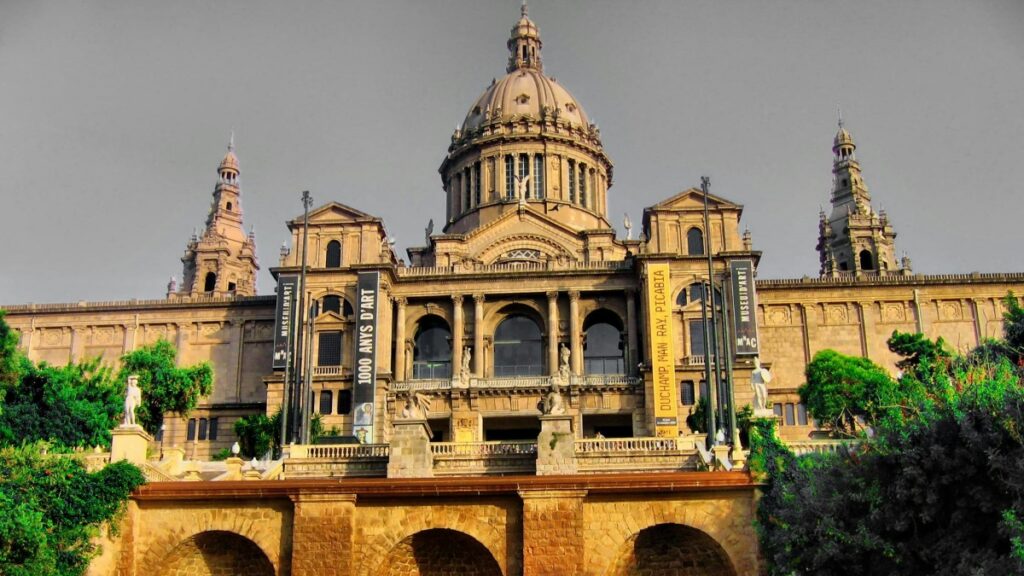 How WhatsApp Influencers in Luxembourg Collaborate with Brands in India