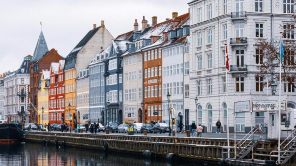 How WhatsApp Influencers in Luxembourg Collaborate with Brands in France