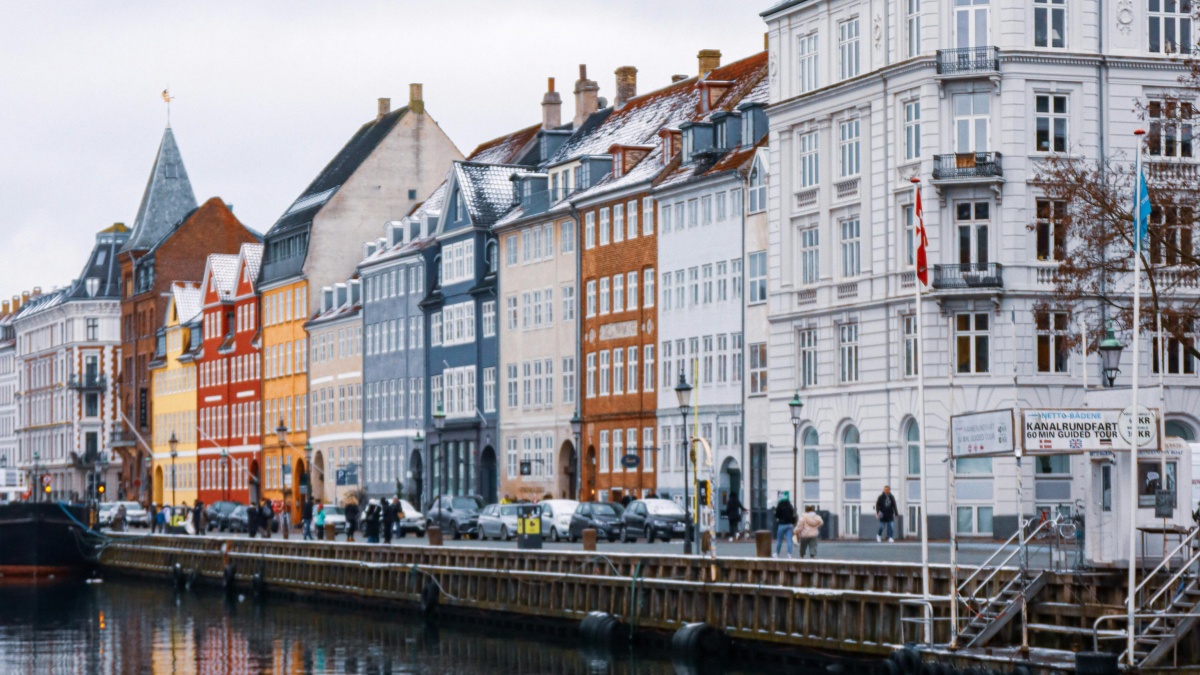 How WhatsApp Influencers in Luxembourg Collaborate with Brands in France