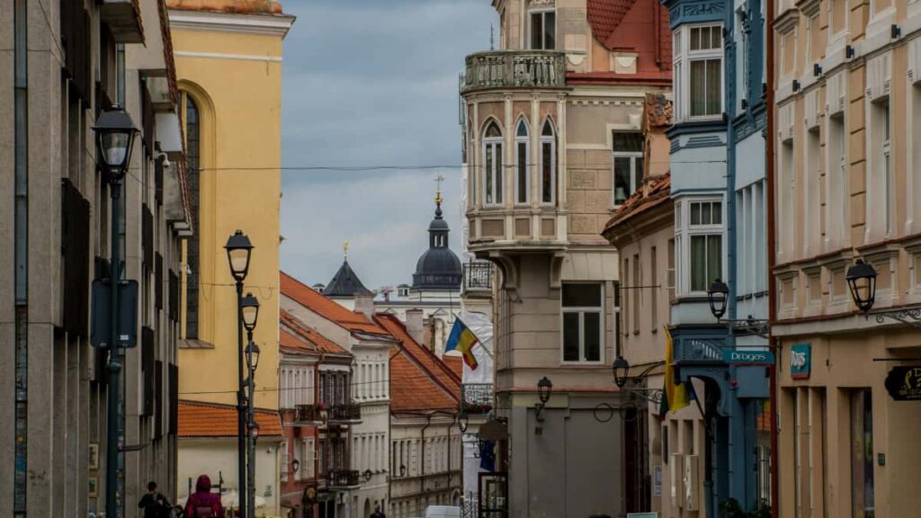 Praktesch Guide fir Letzebuerg Advertiseuren: wei een Cambodia-baseiert Disney Plus Creatoren an Mikro-Influencer fennt, screent a schafft mat hinnen.