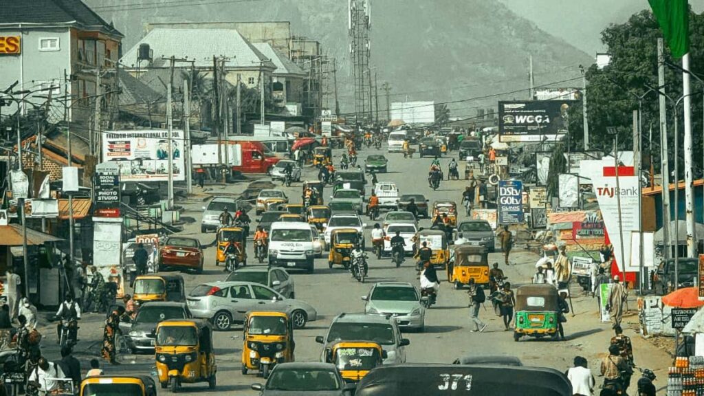 Praxisorienteiert Guide fir Luxemburger Advertiseuren: wei een Douyin-Creatoren a Kanada identifizeiert, engageiert an valuteiert fir ReactionVideoen op Albums mat lokal Insights an Aktiounsplang.